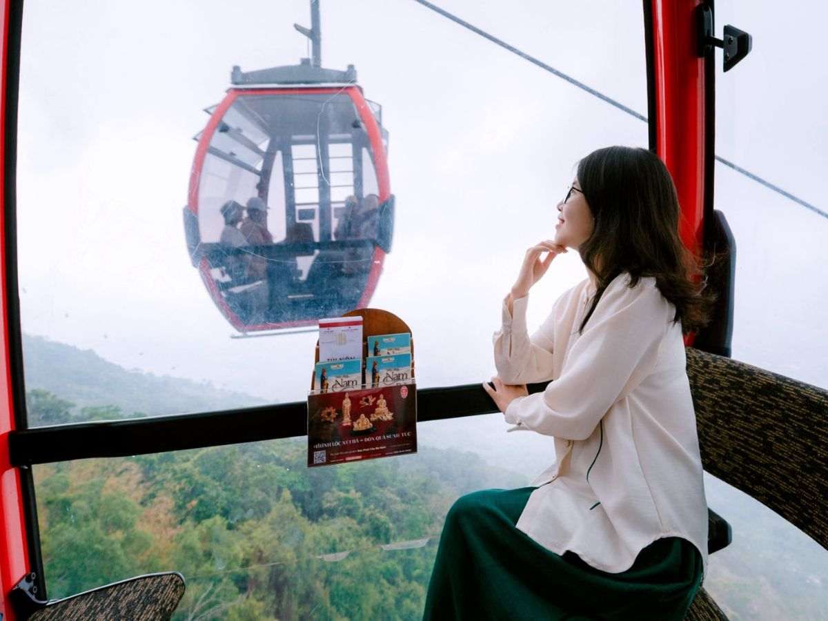 Du khách nên đặt vé cáp treo và dịch vụ từ sớm để chủ động lịch trình. 