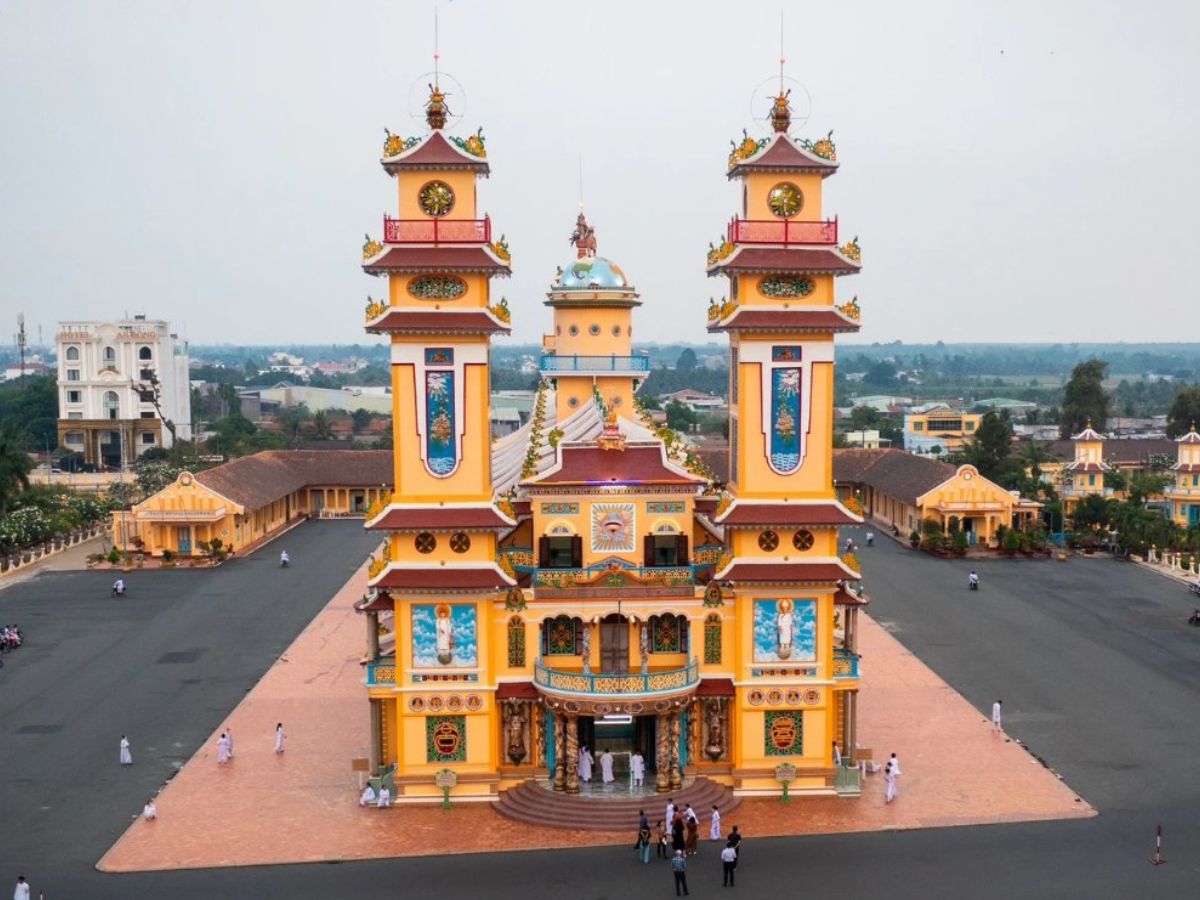 Tòa Thánh Cao Đài Tây Ninh nổi bật với kiến trúc độc đáo và sắc màu rực rỡ.