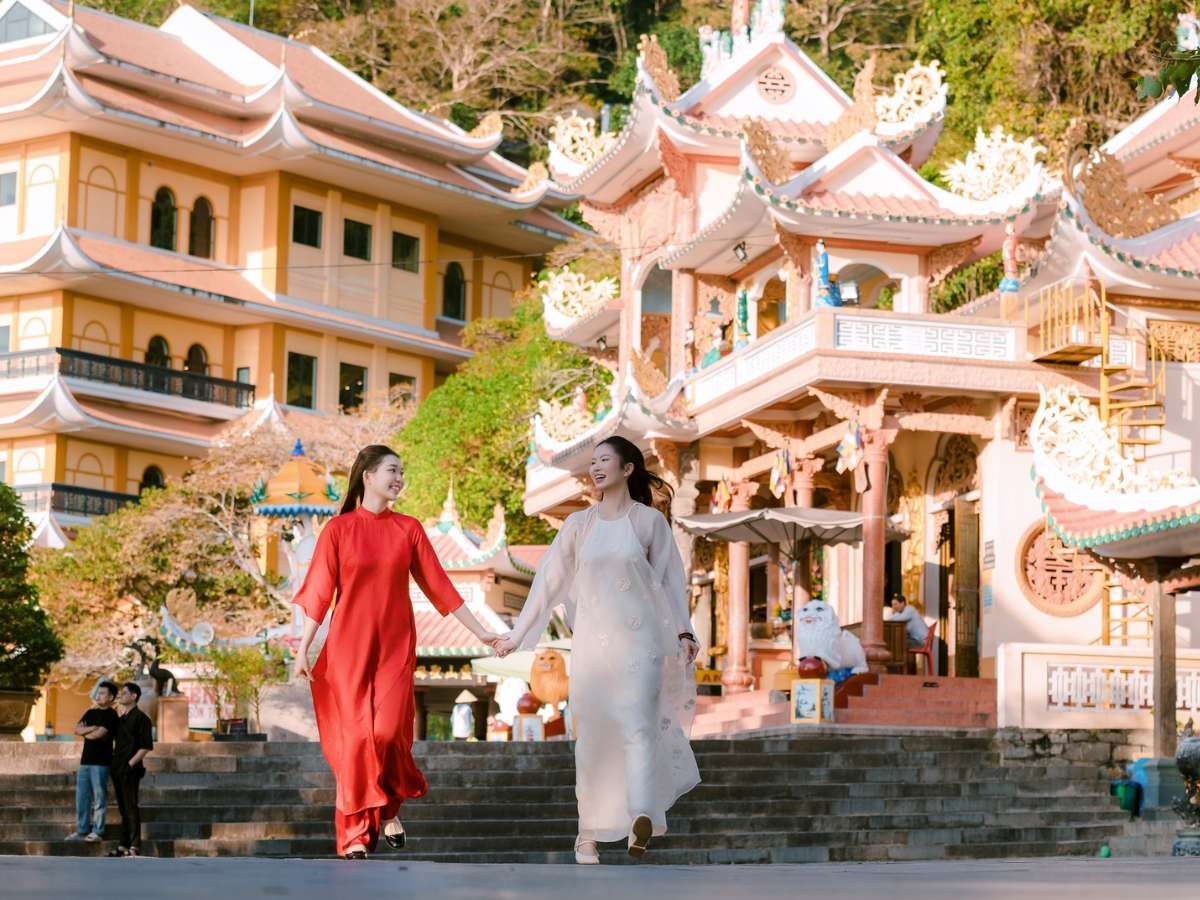 Du khách có thể xuống khu vực lưng chừng núi để khám phá hệ thống chùa cổ