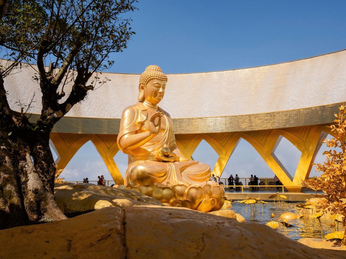 Không gian vườn Ưu Đàm thanh tịnh và khoáng đạt giữa mây trời.