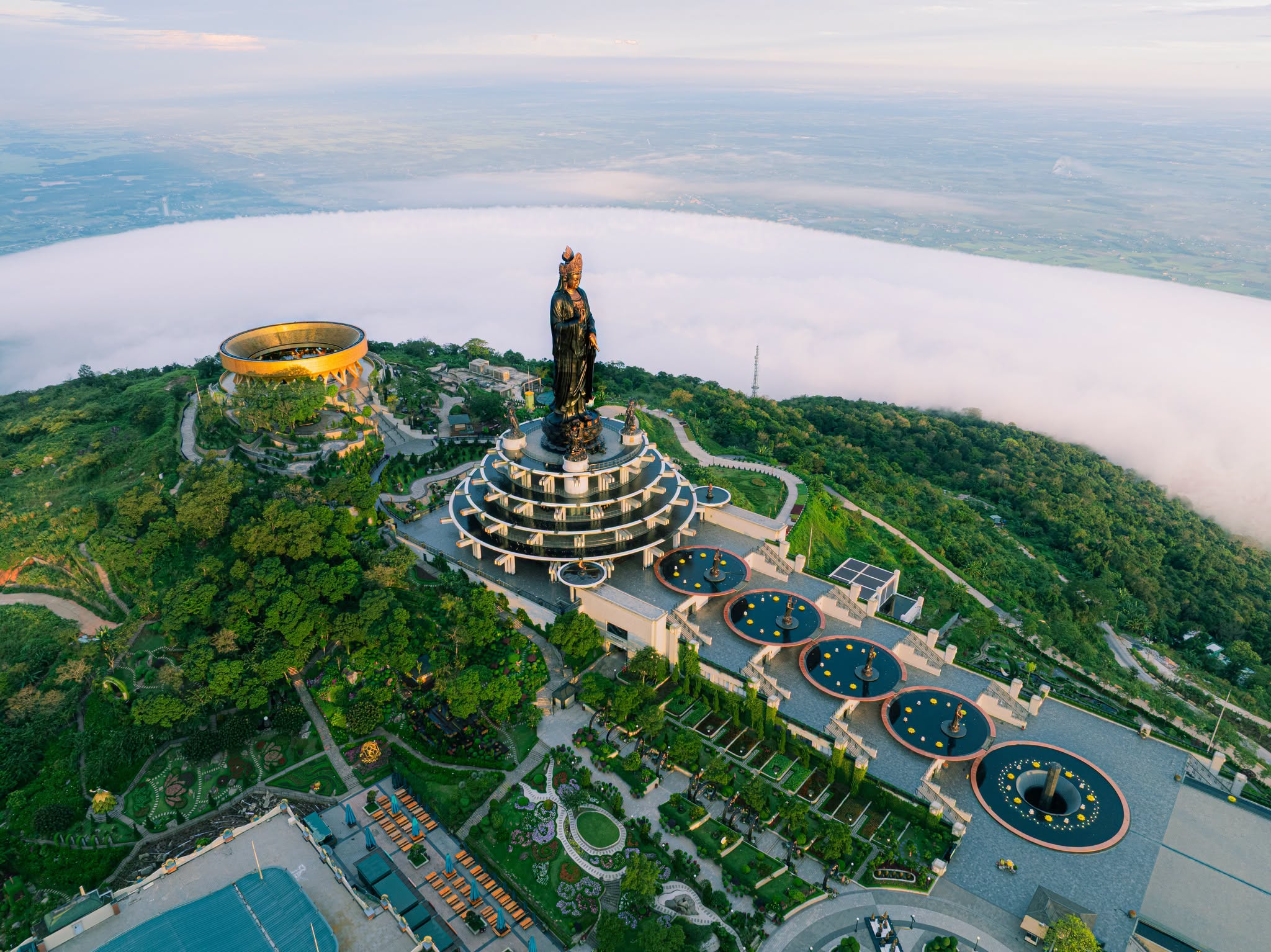Quần thể công trình văn hóa tâm linh trên đỉnh Núi Bà Đen tạo nên dấu ấn khác biệt cho du lịch Tây Ninh