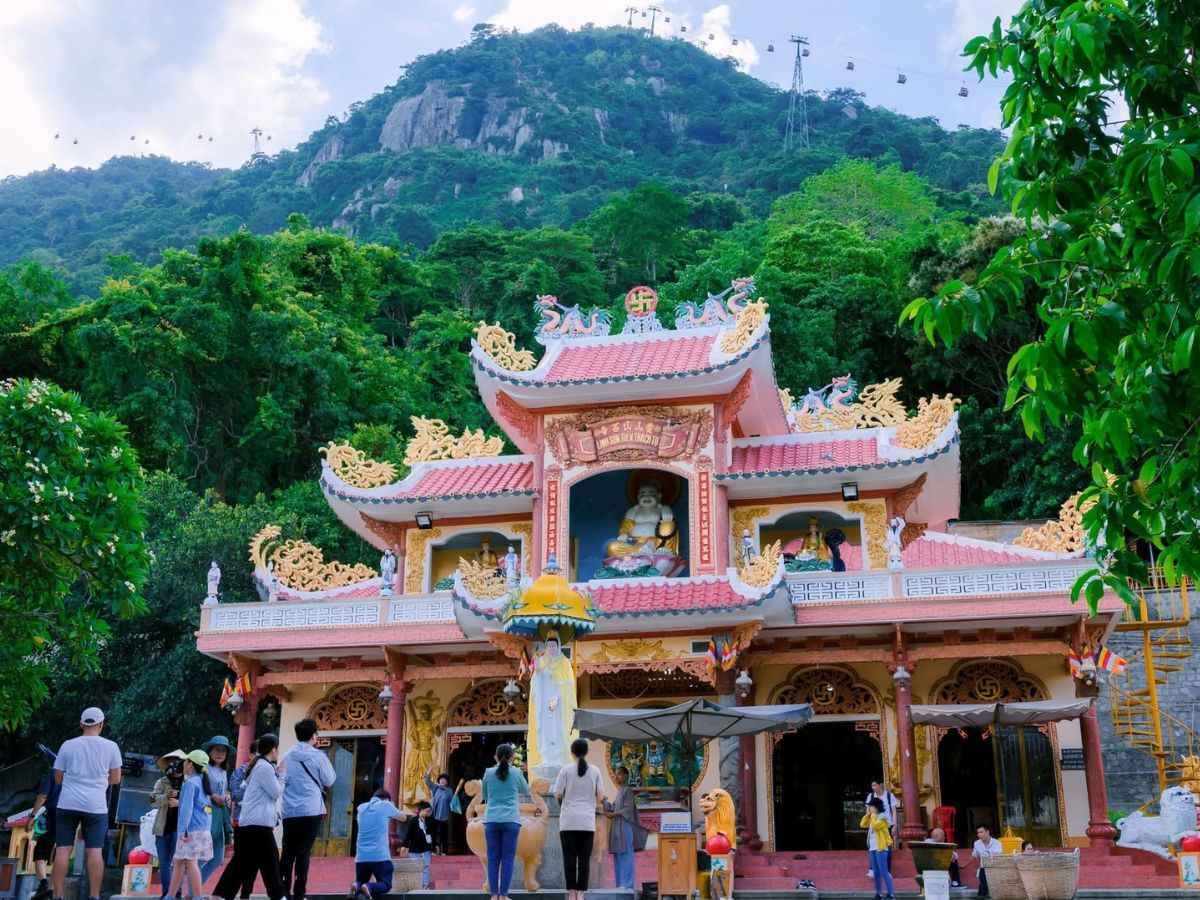 Linh Sơn Tiên Thạch Tự đón du khách chiêm bái giữa núi rừng xanh mát.