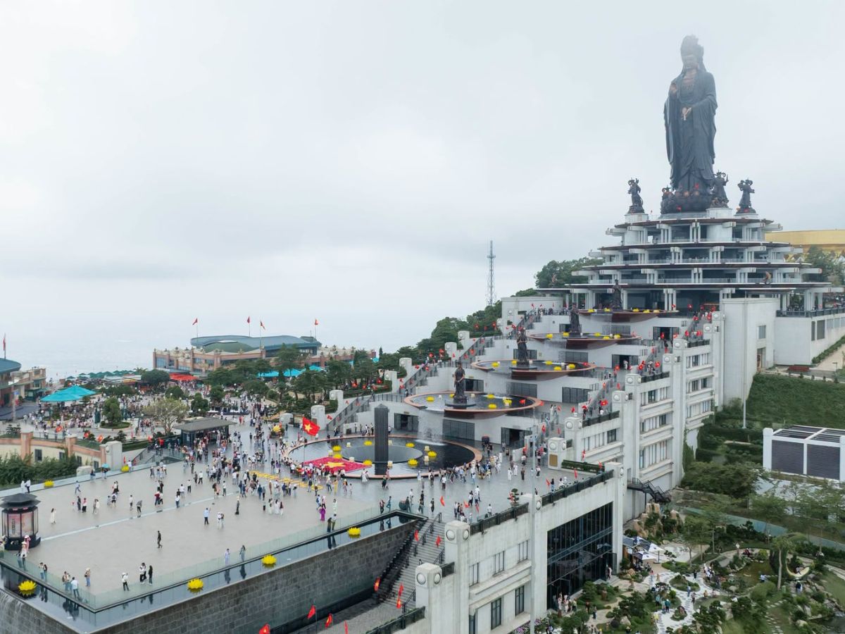 Du khách dạo bước và chiêm bái giữa không gian rộng mở trên Núi Bà Đen. 