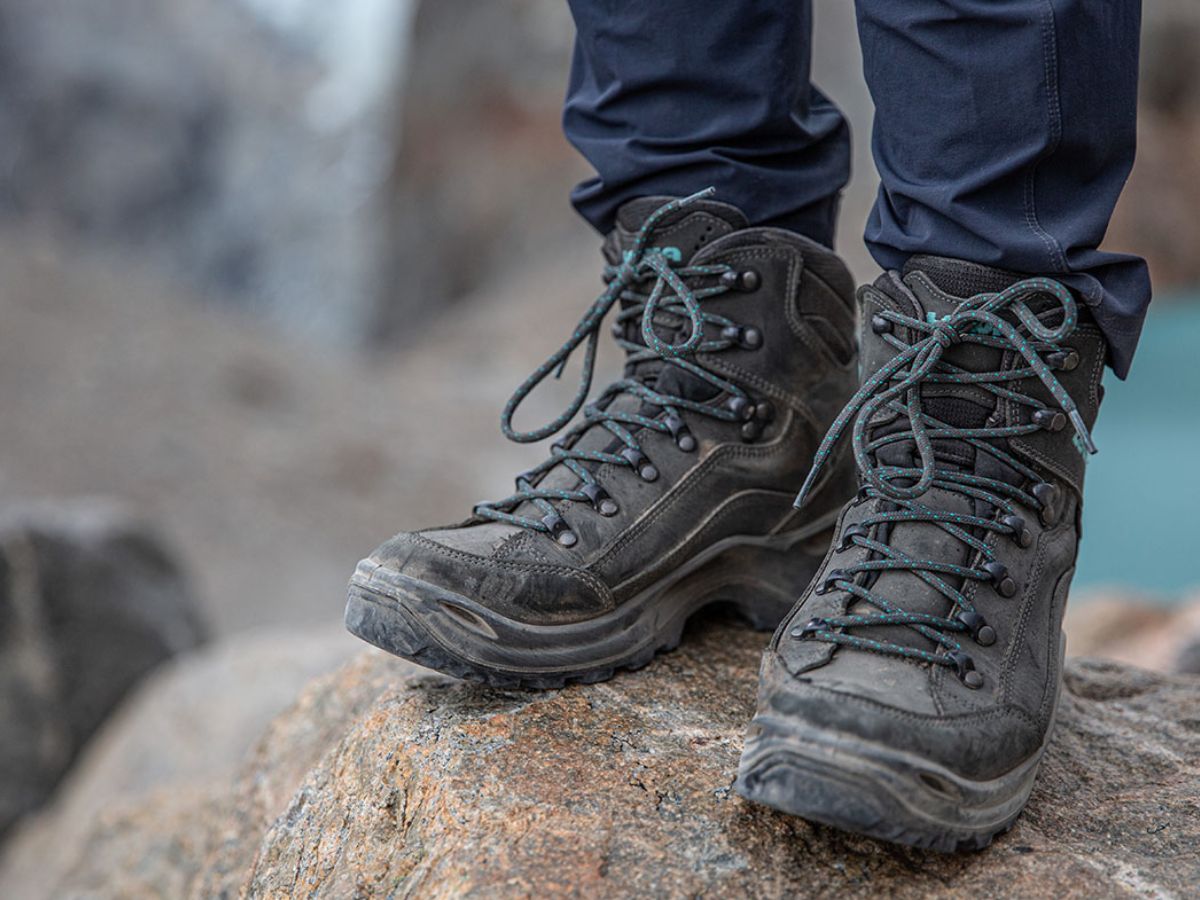 Giày trekking có độ bám tốt giúp du khách vững bước trên đường đá.