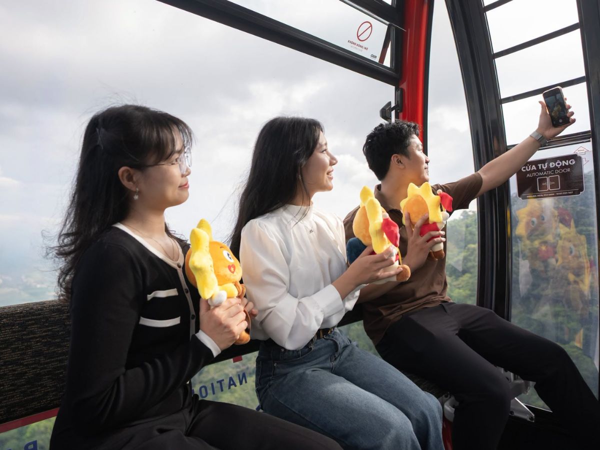 Du khách ngắm cảnh Tây Ninh trong cabin cáp treo Vân Sơn. 