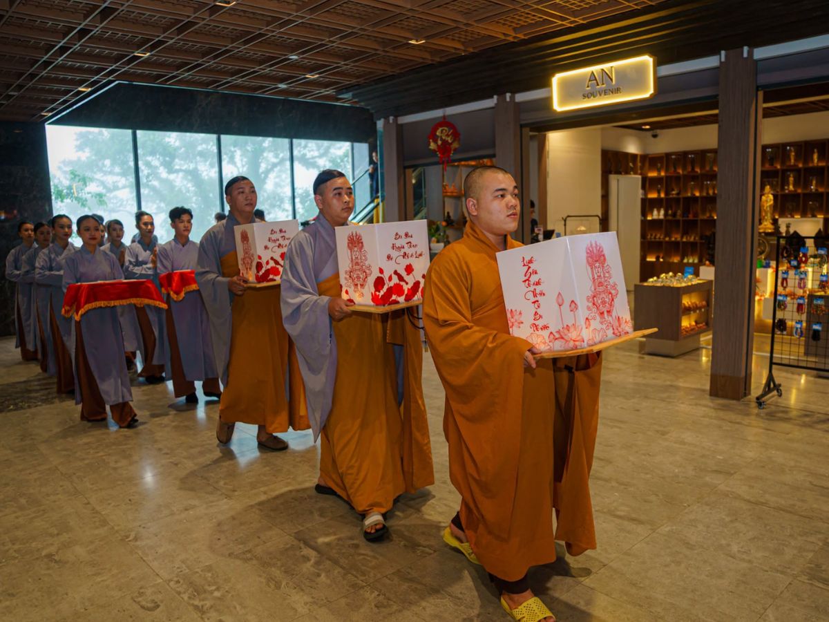 Đoàn nghi lễ trang nghiêm chuẩn bị cho hoạt động dâng đăng trên Núi Bà Đen.