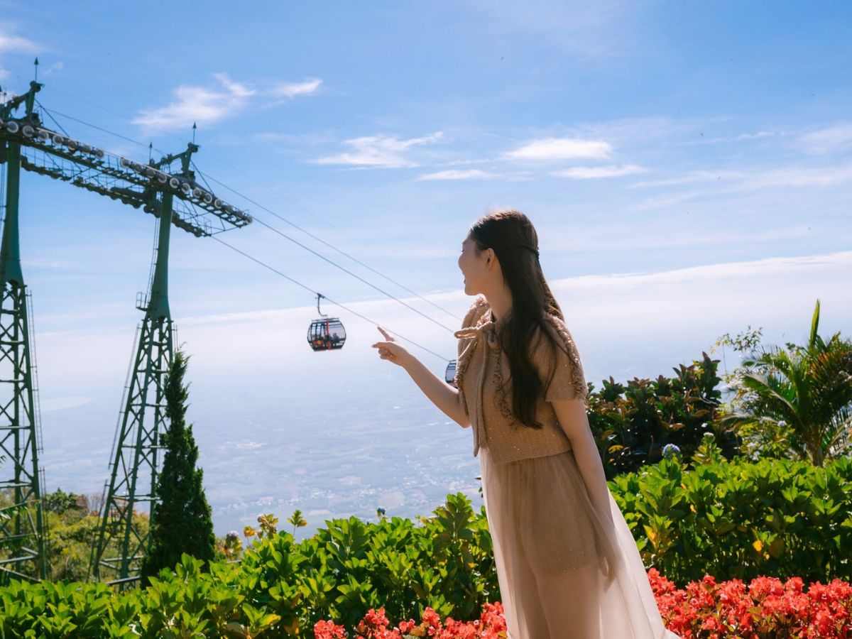 Du khách dạo vườn hoa và ngắm cáp treo trên đỉnh Núi Bà Đen.