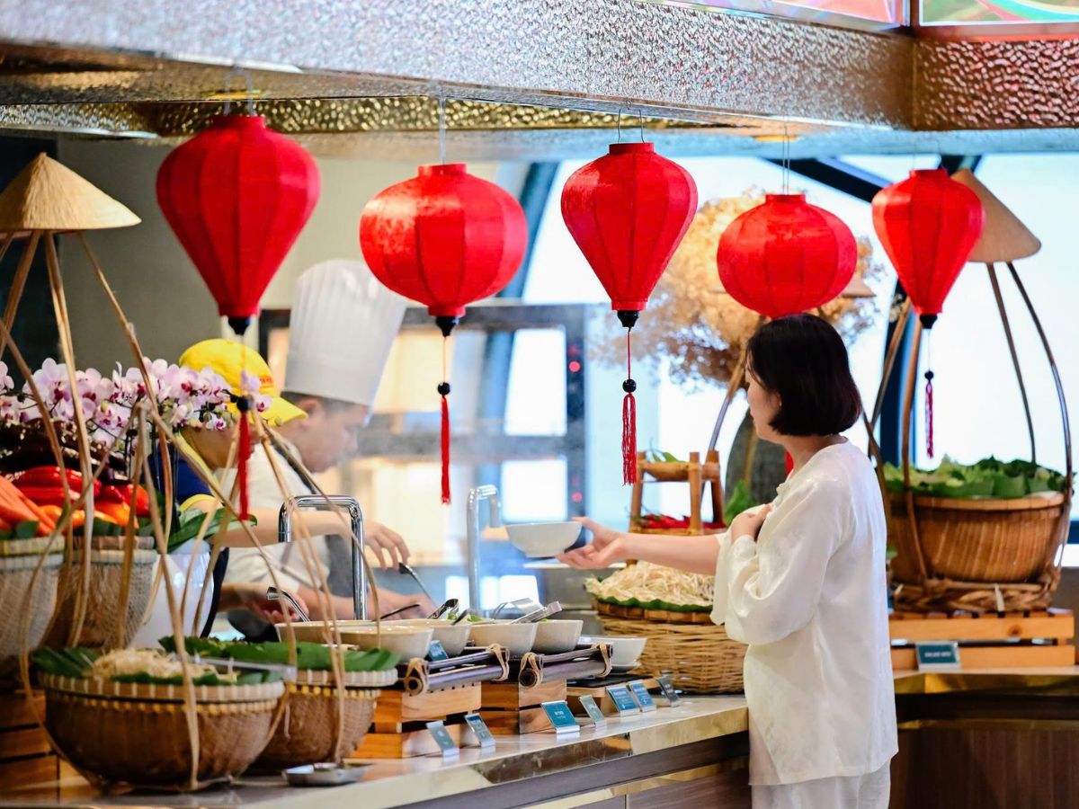 Du khách thưởng thức buffet trong hành trình khám phá Núi Bà Đen.
