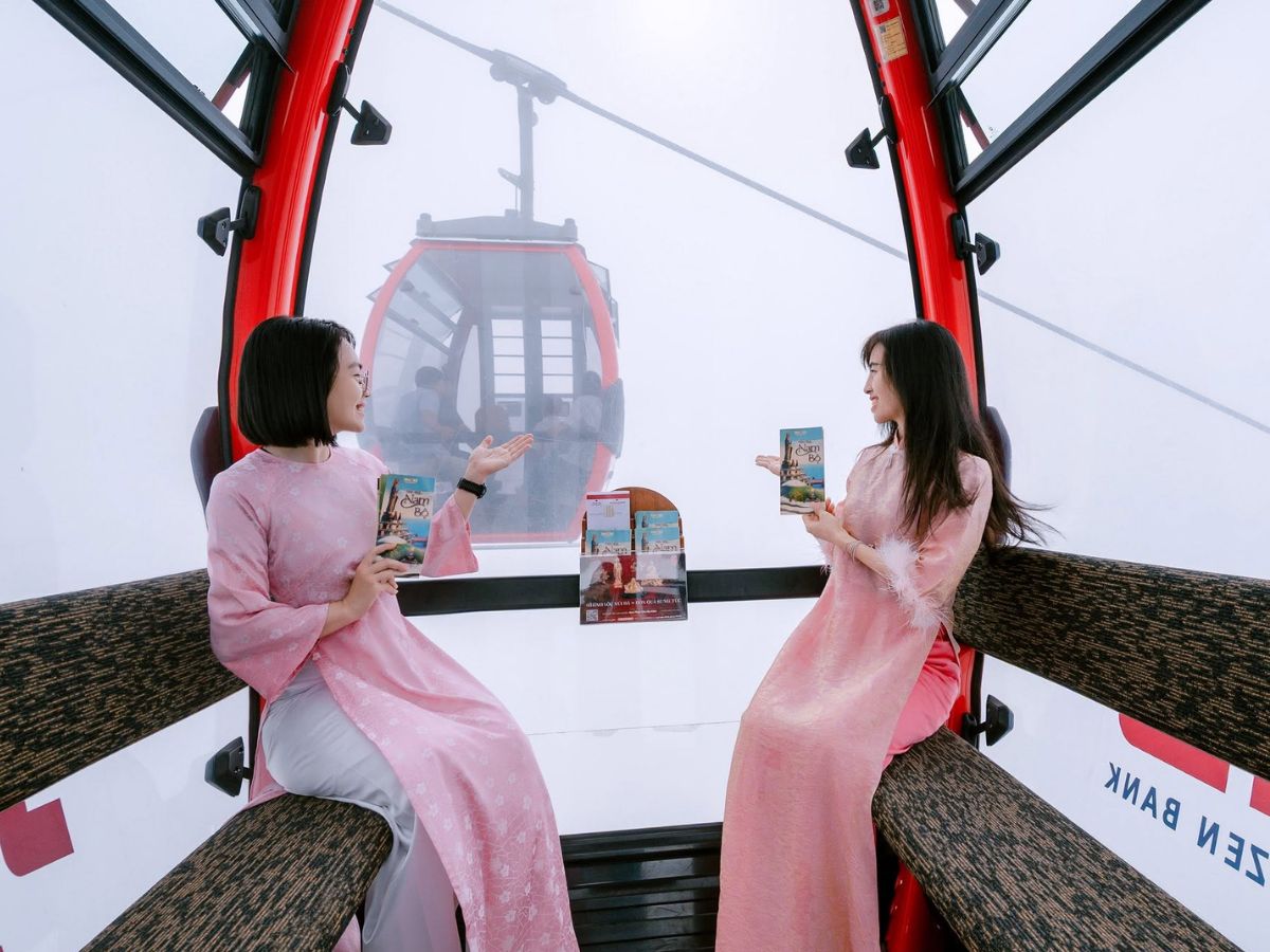 Du khách trải nghiệm cáp treo trong hành trình khám phá Núi Bà Đen. 