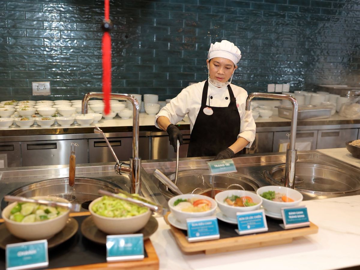 Quầy buffet trên núi mang đến lựa chọn dùng bữa tiện lợi cho du khách.