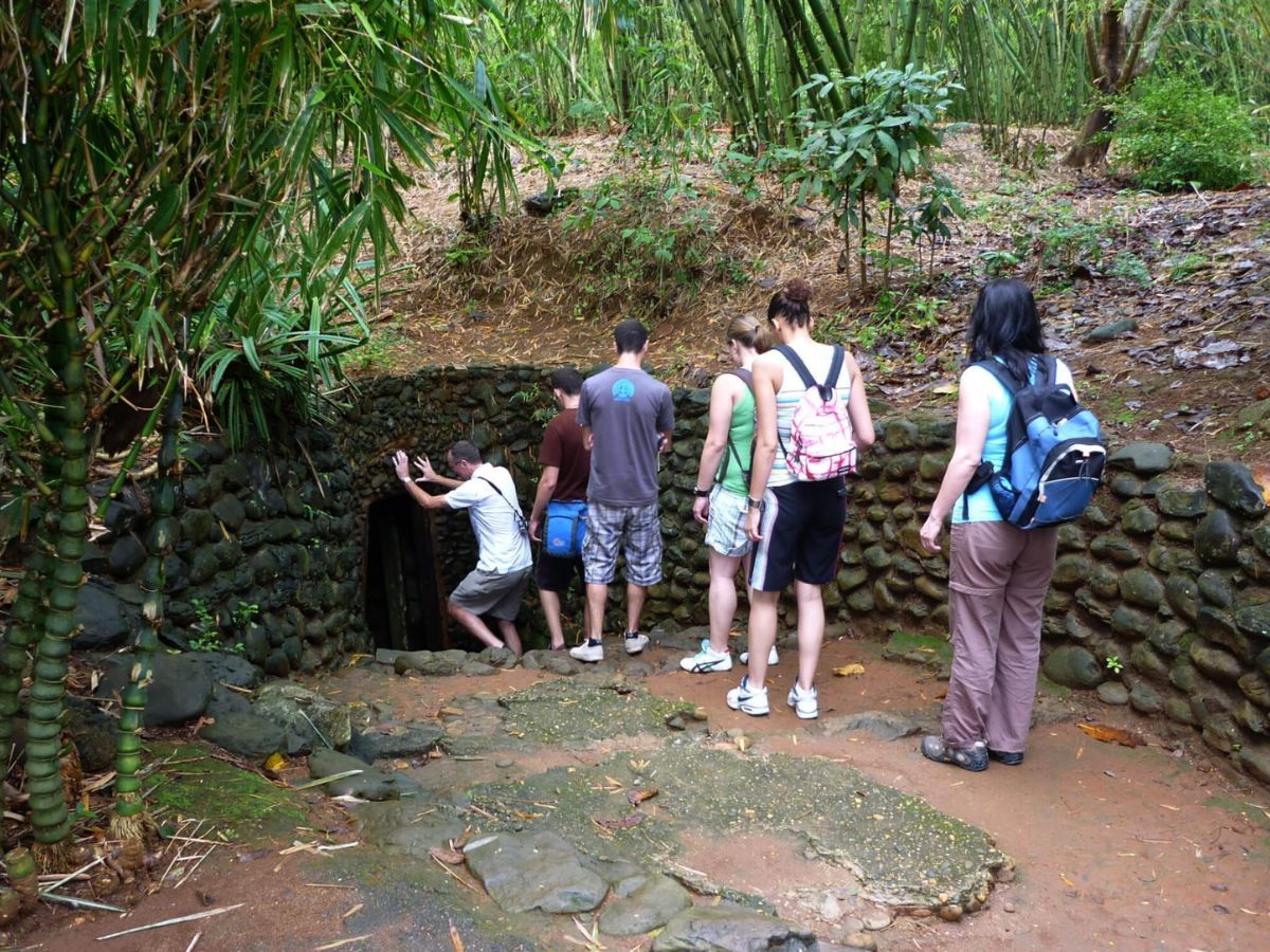 Du khách khám phá hệ thống địa đạo Củ Chi trong hành trình một ngày.