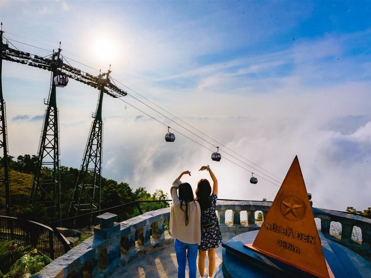Du khách check-in tại cột mốc 986 m trên đỉnh Núi Bà Đen
