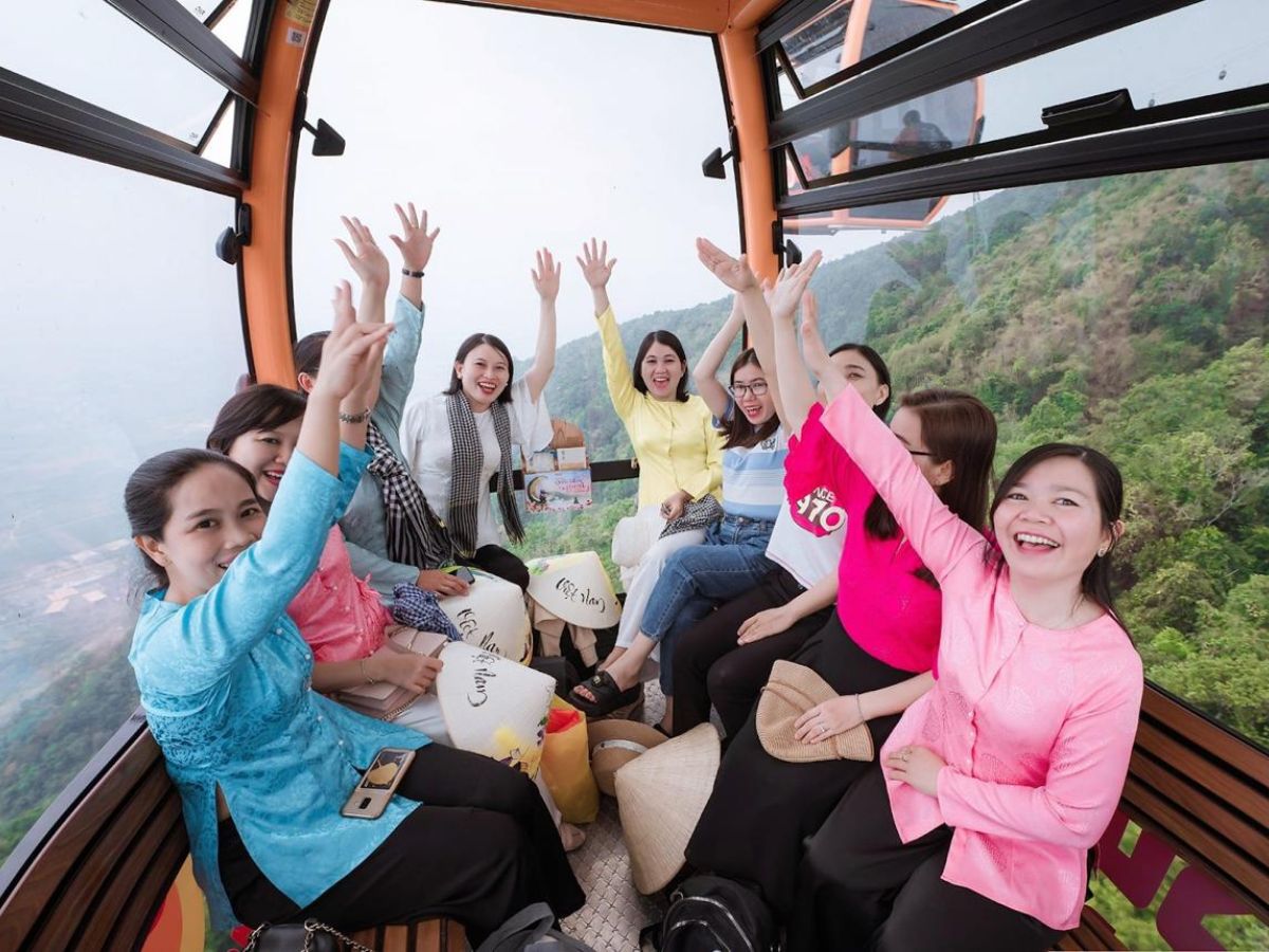 Du khách nên chuẩn bị trang phục thoải mái và hành lý gọn nhẹ khi khám phá Núi Bà Đen