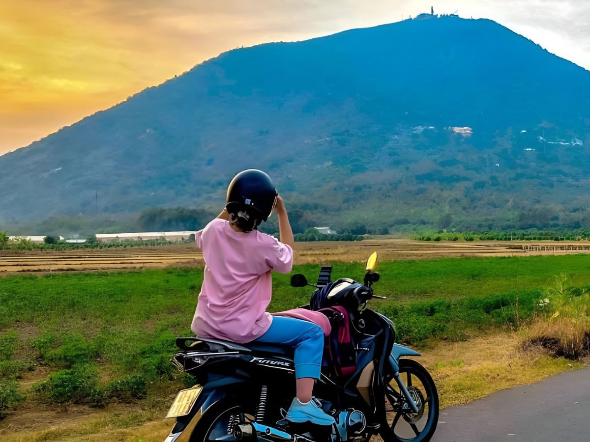 Du khách di chuyển bằng xe máy trên hành trình đến Núi Bà Đen.