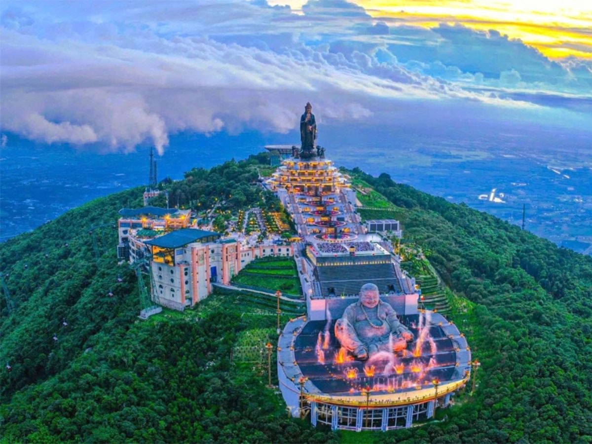 Toàn cảnh đỉnh Núi Bà Đen với các công trình tâm linh nổi bật.