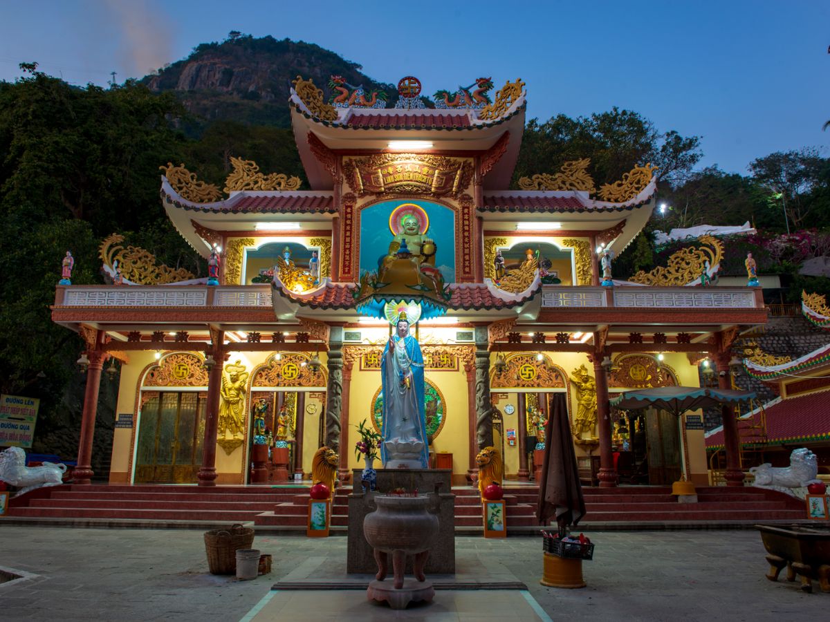 Chùa cổ lưng chừng Núi Bà Đen là nơi lưu giữ lớp văn hóa tín ngưỡng lâu đời.