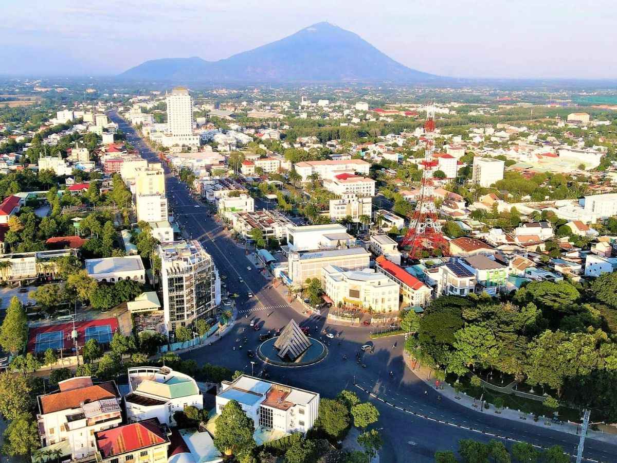 Tây Ninh mang đến nhiều trải nghiệm đa dạng với cảnh quan đô thị và Núi Bà Đen nổi bật phía xa.