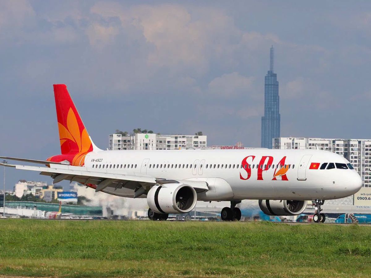 Di chuyển bằng máy bay giúp nhóm bạn tiết kiệm thời gian cho hành trình khám phá Côn Đảo và Tây Ninh.