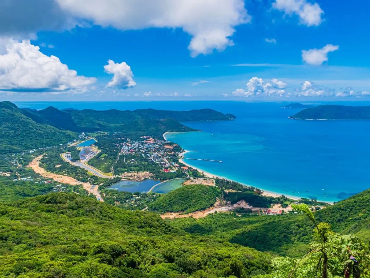 Cảnh quan Côn Đảo nhìn từ trên cao nổi bật với những dãy núi xanh nối liền biển trời rộng lớn.