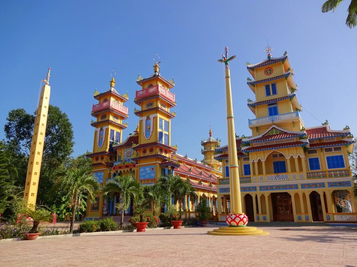 Tòa Thánh Cao Đài Tây Ninh nổi bật với kiến trúc rực rỡ và những dấu ấn đặc trưng của đạo Cao Đài.