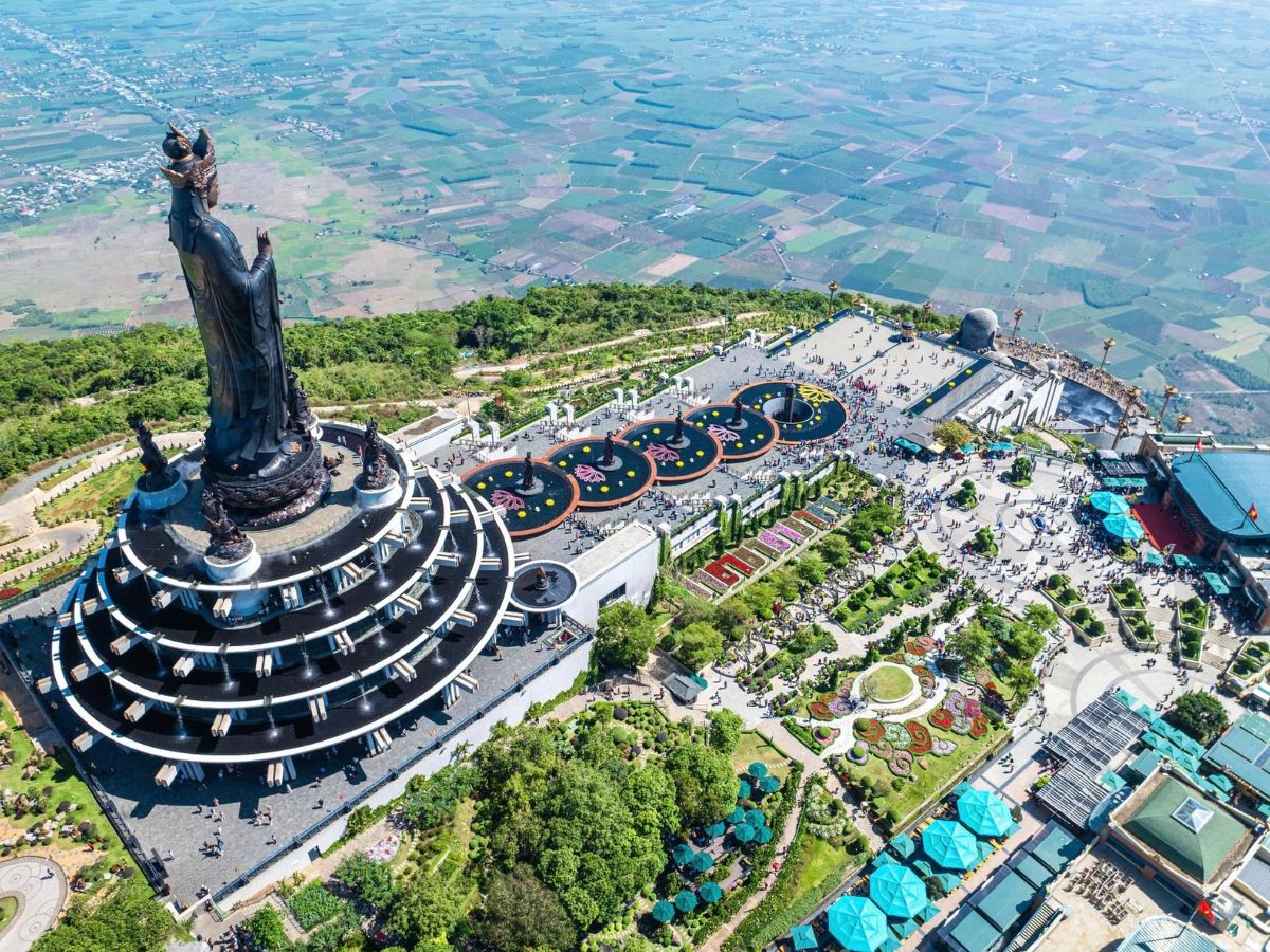 Quần thể tâm linh trên đỉnh Núi Bà Đen hòa cùng cảnh quan rộng mở của vùng đồng bằng Tây Ninh. 