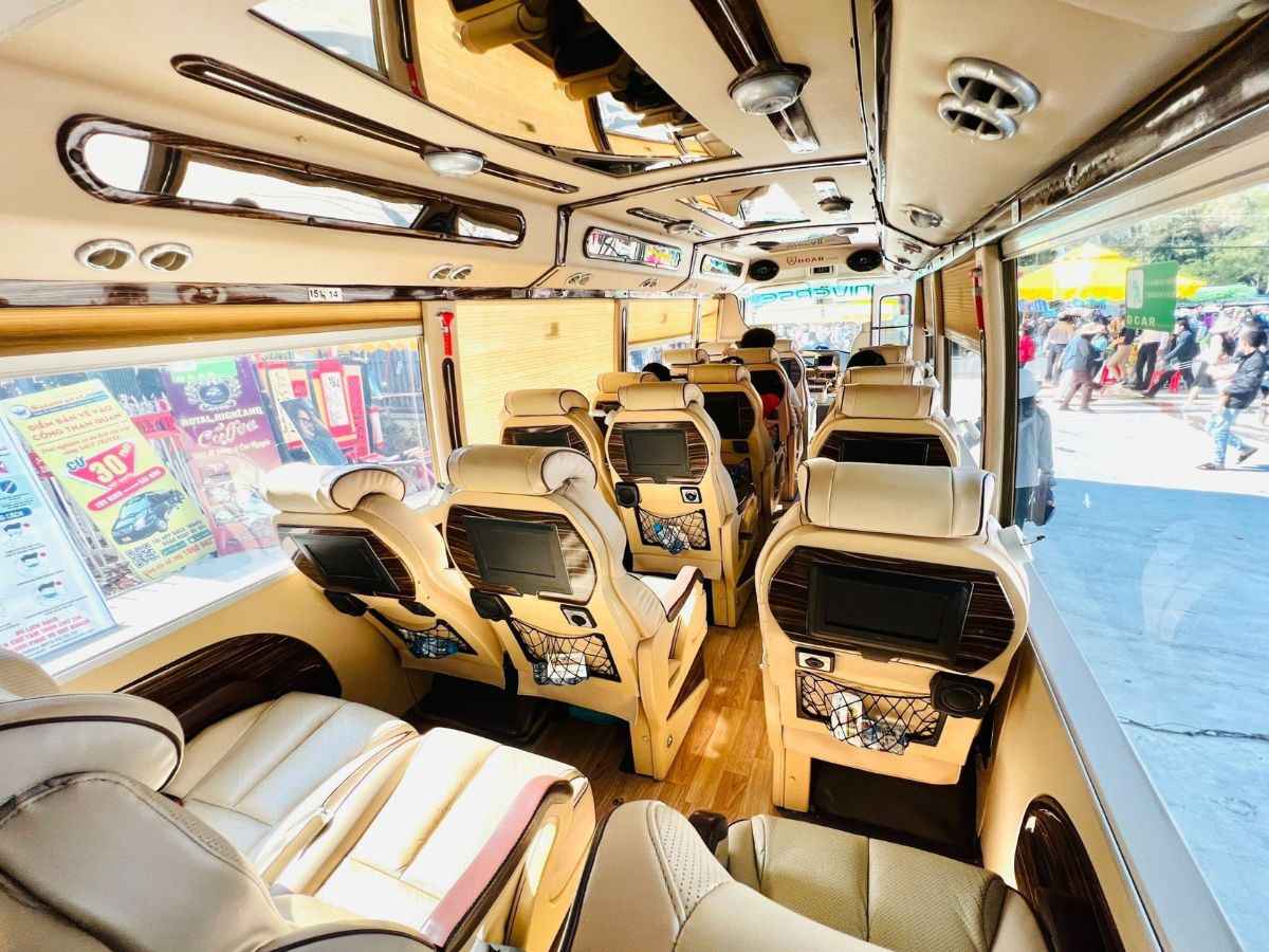 Limousine là lựa chọn thuận tiện để du khách tiếp tục hành trình từ TP.HCM đến Tây Ninh sau khi rời Côn Đảo.