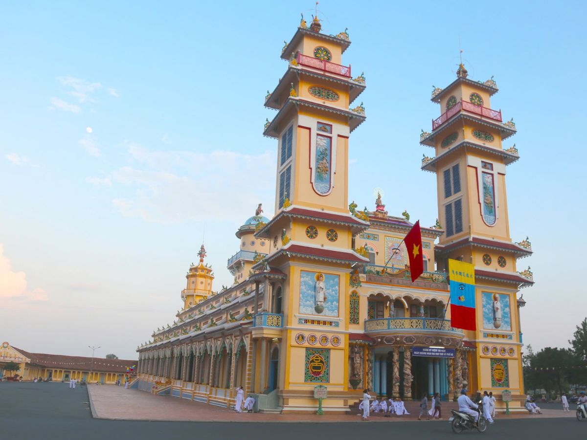 Tòa Thánh Cao Đài Tây Ninh nổi bật với kiến trúc đặc trưng và sắc màu trang nghiêm.
