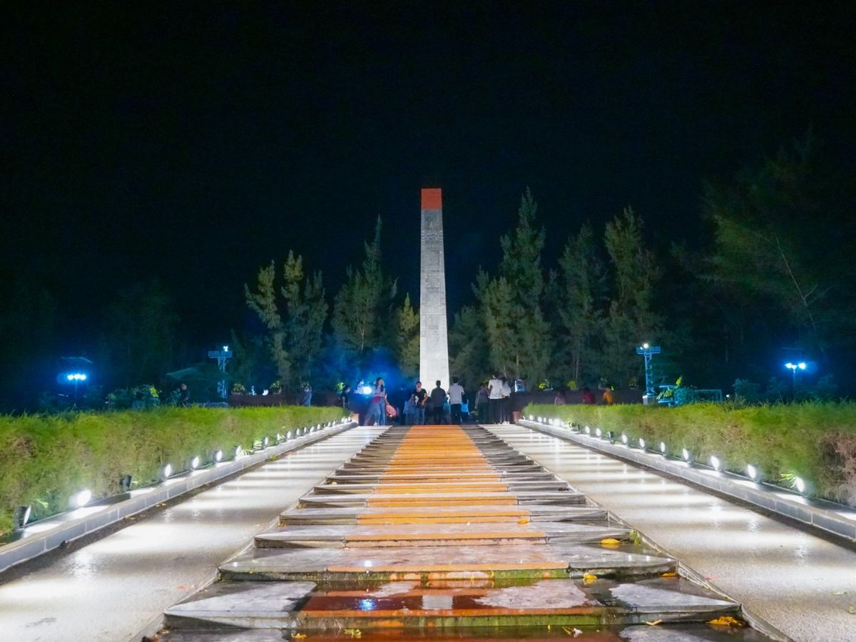 Nghĩa trang Hàng Dương về đêm mang không gian trang nghiêm và lắng đọng giữa Côn Đảo.