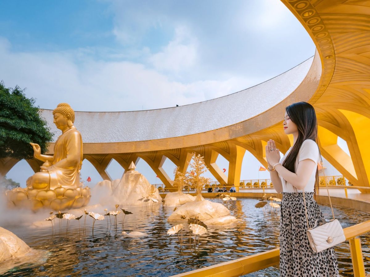 Không gian Vườn Ưu Đàm khoáng đạt với hồ sen vàng, thác nước và không gian cây xanh thư thái, tĩnh tại.